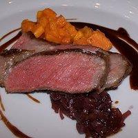 Wagyu kobe entrecôte mit süsskartoffel-chutney und rotwein-schalotten