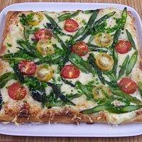 Flammkuchen mit Spargel und Bärlauch