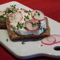Dinkelbrot mit quark, kresse und radieschen