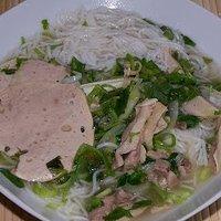 Nudelsuppe mit hühnchen, vietnamesischer wurst und frühlingszwiebeln