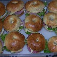 Salami-Käse-Bagels und Geflügelwurst-Käse-Bagels