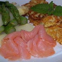 Spargelsalat mit Lachs und Rösti