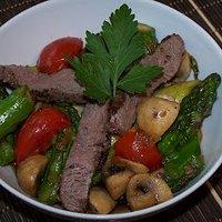 Asiatische Spargelpfanne mit Steakstreifen