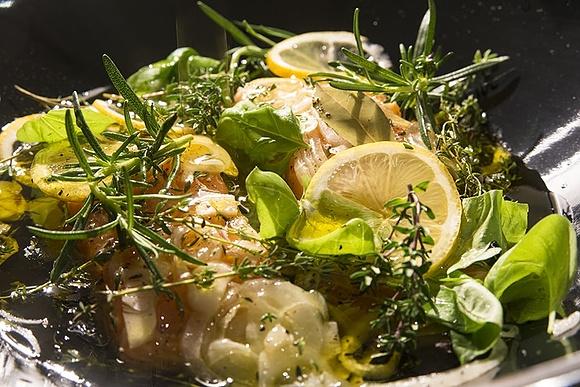 Lachs in Olivenöl pochiert
