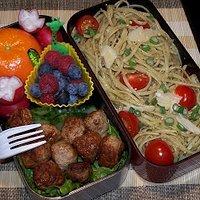 Bento nr. 150 pestonudelsalat mit fleischbällchen.