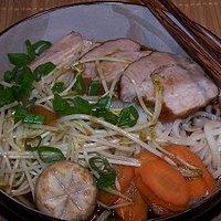 Ramen mit Chāshu und frischem Gemüse