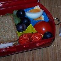Bento nr. 103 brotbento mit hühnchenaufschnitt.