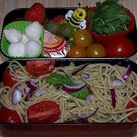 Bento nr. 102 spaghetti-pesto-salat.