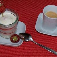 Erdbeer-Mascarpone-Eis im Glas