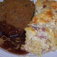 Nackensteak mit Nusskruste und Nudelgratin