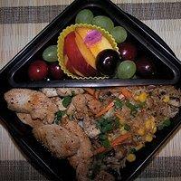 Bento nr. 48 gemüsebratreis mit hühnchen.