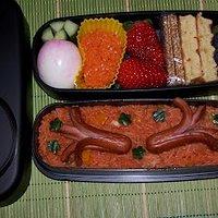 Bento nr. 29 tomatenreis mit gebratenen würstchen.