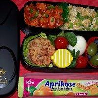 Bento nr. 26 bratreis mit ei und wurstsalat.
