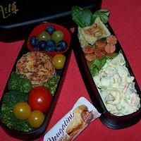 Bento nr. 22 kartoffelsalat mit gemüseplätzchen und mini-maultaschen.