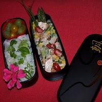 Bento nr. 19 reisnudeln mit geflügelsalat.