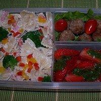 Bento nr. 14 farfallesalat mit hackbällchen.