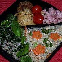 Bento nr. 9 bratreis mit beilagen.