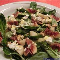Feldsalat mit walnusskernen, feige, ziegenkäse und birnendressing