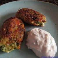 Kolokithokeftedes (griechische zucchini-röllchen) mit minz-basilikum-joghurt-dip