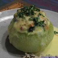 Gefüllte kohlrabi (spinat-käse) mit safran-sahne-sauce