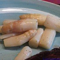 Gebratener Spargel in Estragon-Nussbutter