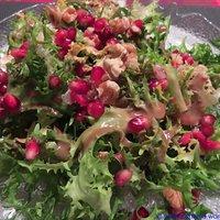 Friséesalat mit balsamico-crème fraîche-dressing, granatapfelkernen und walnüssen