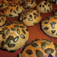 Kürbiskernbrötchen mit Vor- und Sauerteig