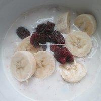 12von12 im februar: overnight oats mit buttermilch, kranbeeren und banane