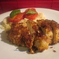 Knuspriges Parmesan-Hähnchen mit geschmolzenen Basilikum-Tomaten