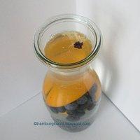 Infused water: bickbeere und apfelsine