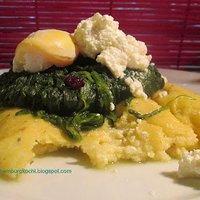 Pochierte eier mit spinat und polenta nach haya molcho