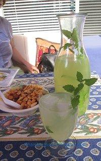 Limonade mit zitronenmelisse (old-fashioned lemon balm lemonade)