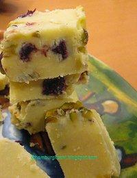 Nachgekocht: eierlikör-fudge mit kranbeeren und pistazien