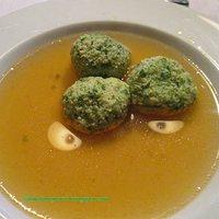 Klare Tomatensuppe mit Petersilienklößchen