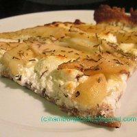 Flammkuchen mit ziegenkäse, birnen, thymian und honig