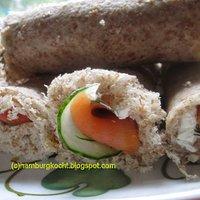 Englischer afternoon-tea-klassiker im amerikanischen gewand: lachs-gurken-sandwiches