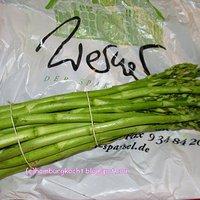 Grüner spargel mit erbsen, minze und schafskäse
