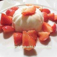 Geeiste fliederbeerblütenmousse mit erdbeeren und erdbeerzucker