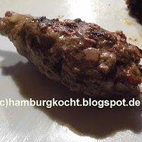 Hackspieße mit quatre épices auf süßholz- und zimtstangen