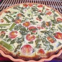 Spargel-quiche mit ziegenfrischkäse und saurer sahne