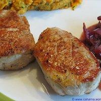 Schweinemedaillons vom iberischen schwein mit rotwein-balsamico-zwiebeln