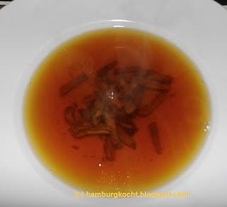 Herbstfarben-menü: rinder-consommé oder klärung der suppe