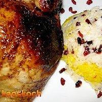 Zereshk polo ba morgh-variante: berberitzen-reis mit hähnchen ras el hanout