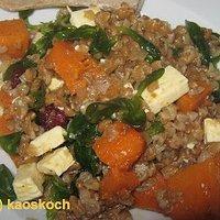 Herbstlicher emmer-salat mit kürbis und kran-bären