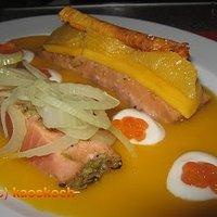 Kalt gegarter lachs mit mango-fenchel-salat und ananasstäbchen