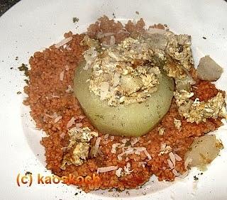 Gefüllter kohlrabi auf tomaten-bulgur aus dem tischdampfgarer