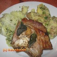 Jamies 30 minuten menüs: schweinekoteletts mit (ohne) knusperkruste / quetschkartoffeln / wirsing mit minze / heiße pfirsiche mit vanillesauce