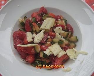 Erdbeer-Gurken-Salat mit Basilikum