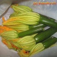 Diesmal ohne anlauf: mit hack gefüllte zucchiniblüten (frittiert) und skordalia