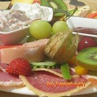 Frühstück im obst-paradies kleinwort und pfirsich-erdbeer-salat